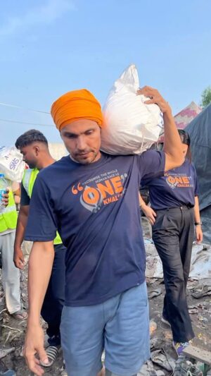 Randeep Hooda Instagram - Seva 🙏
Urging others to come out and join hands in helping each-other 🙏🤗👊🏽

@khalsaaid_india @linlaishram @amarpreetsingh_ka @ravisinghka #haryanafloods #punjabfloods #sewa