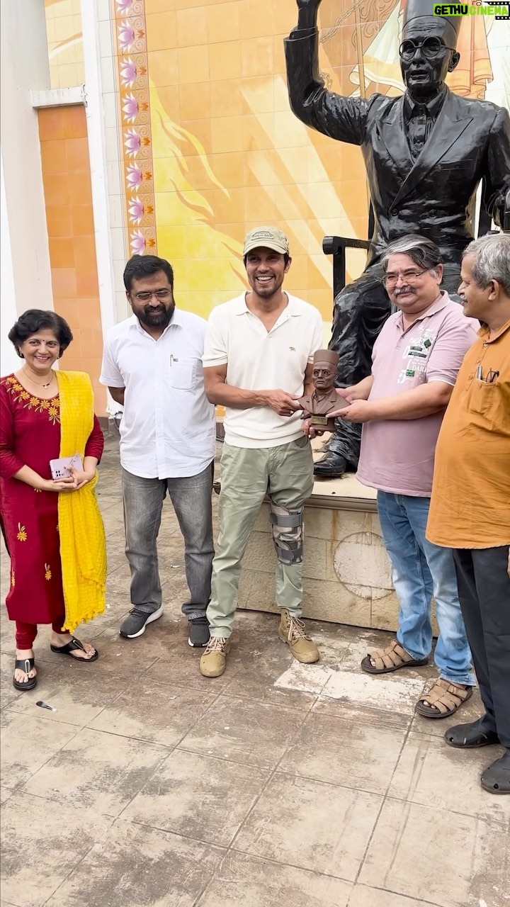 Randeep Hooda Instagram - Finally visited the Swatantrya Veer Savarkar Smarak.. @savarkarsmarak which is a great ode to the armed revolution and the great man himself .. from gymnasium, boxing rings, martial arts, recording-vfx studios, auditorium and a shooting range .. great to meet #RanjitSavarkar and all the lovely people taking care of it all.. here’s to #sashastrakranti 🔥👊🏽 Vande Mataram!! #VeerSavarkar #SwantryaVeerSavarkar #reelsinstagram #explore @savarkarswapnil #RajendraVaradkar #manjirimarathe Swatantryaveer Savarkar Rashtriya Smarak