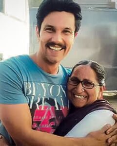 Randeep Hooda Instagram - Year after year, the rakhis change but the love and care stays the same! @anjalihoodamd , thank you for the affection and guidance you give me! मेरी प्यारी दलबीर कौर जी, आप हमारे बीच नहीं हैं पर आपकी राखी से जुडा स्नेह हमेशा मेरे साथ रहेगा। आपने मुझमे जितनी अच्छाइयां देखी उम्मीद है में उन पर खरा उतर पाऊंगा। आपका रणदीप #HappyRakhshaBandhan #RakshaBandhan #sisterlove #sisters