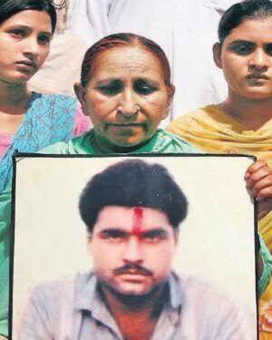 Randeep Hooda Instagram - Today marks 10 years since we lost Sarabjit Singh, the struggles and hardships you faced can never be forgotten. I feel extremely fortunate to have known Dalbir ji, an iron lady who fought against the whole system for her brother & immensely grateful to have received her love that I will cherish for a lifetime. #Sarbjit
