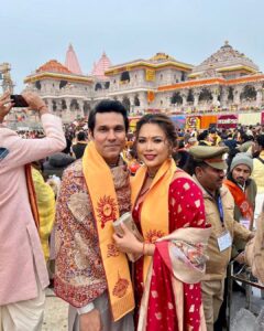 Randeep Hooda Instagram - Ram Lalla aa gaye hain 🚩🚩🤗🤗🤗🙏🙏 #JaiShreeRam #Blessed #JaiSiyaRam #RamMandir #rammandirpranprathistha #Ayodhya Photography Hair make up saree drap @bhaavya_kapur @bkmakeupstudioandacademy @_rainelysian Lin’s Style @esthetique.by.jenny @iamjennylaisram Saree @labelsouravdas Jewellery: @niyathi_by_seema_sindhu Footwear: @aprajitatoorofficial Randeep’s Styling @esthetique.by.jenny Kurta set: @antar_agni_ujjawaldubey Shawl: @shantibanaras श्री राम जन्मभूमि, अयोध्या - Shri Ram Janmabhoomi, Ayodhya