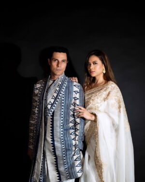 Randeep Hooda Instagram - Razzle Dazzle✨✨

Photographer: @mohitkrtiwari 
Lighting: @initialize.bat
Lin’s MUH: @aydee_____ 
Styled by @iamjennylaisram 
Saree @toraniofficial 
Shoes @aprajitatoorofficial
Assisted by @makeupbyangana 
@ananyapurkayastha21 

Randeep’s
Kurta set & Footwear @divyammehta 
Hair @pankaj_hair_rtist 

#OOTD #WeddingVibes #NupurAndIra #IraAndNupur #reception