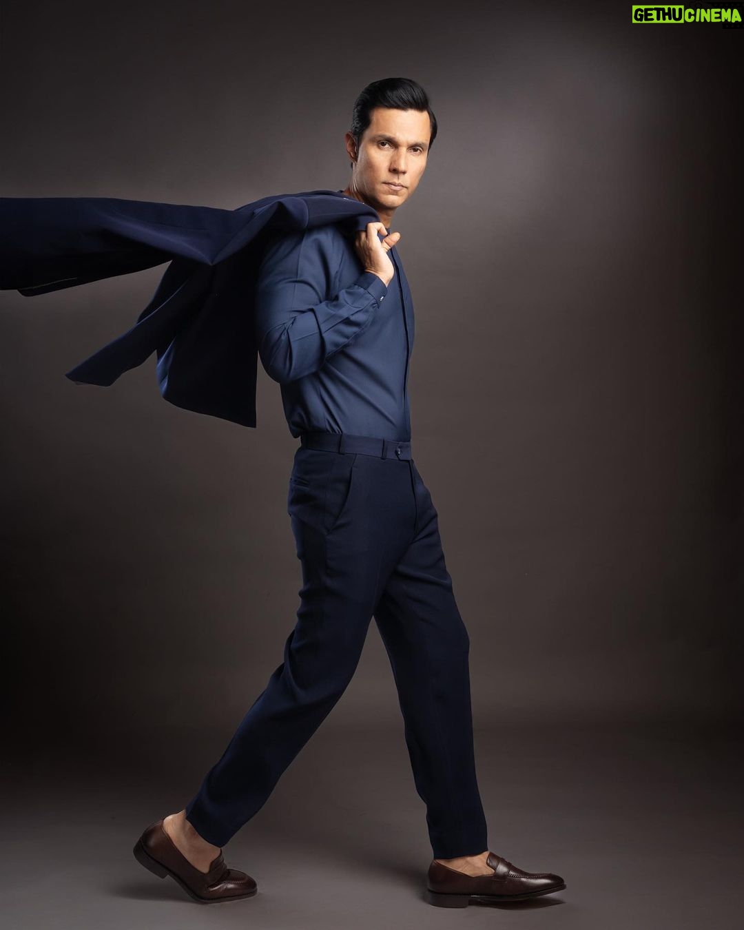 Randeep Hooda Instagram - अगर तुम वास्तव में स्वतंत्र रहना चाहते हो तो कोई तुम्हें गुलाम नहीं बना सकता अपनी पहचान को कभी धूमिल मत करो- #SwatantryaVeerSavarkar #VeerSavarkarOn22March #WhoKilledHisStory Make Up @renukapillai_official Hair @pankaj_hair_rtist Outfit: @tisastudio Shoes: @whitemuds_official Styled by @thetyagiakshay #TeamTyagi @jaineeebheda @lifestylebee_ Photographer @chitrdev.in Asst. Photographer @rishabhverma28 #OOTD #POTD #mensfashion #mensstyle #homme Mumbai, Maharashtra