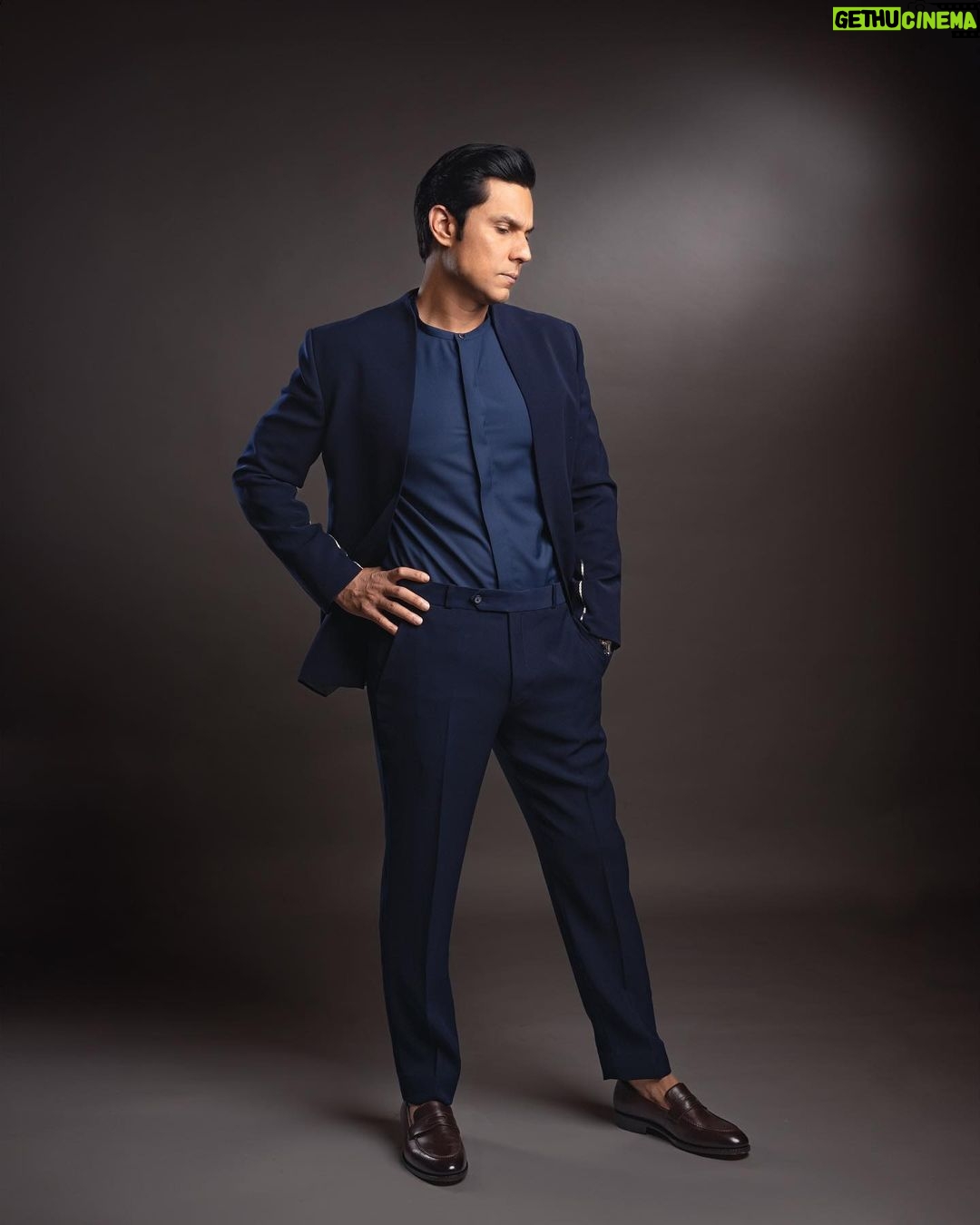 Randeep Hooda Instagram - अगर तुम वास्तव में स्वतंत्र रहना चाहते हो तो कोई तुम्हें गुलाम नहीं बना सकता अपनी पहचान को कभी धूमिल मत करो- #SwatantryaVeerSavarkar #VeerSavarkarOn22March #WhoKilledHisStory Make Up @renukapillai_official Hair @pankaj_hair_rtist Outfit: @tisastudio Shoes: @whitemuds_official Styled by @thetyagiakshay #TeamTyagi @jaineeebheda @lifestylebee_ Photographer @chitrdev.in Asst. Photographer @rishabhverma28 #OOTD #POTD #mensfashion #mensstyle #homme Mumbai, Maharashtra