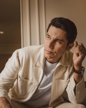 Randeep Hooda Instagram - Adversity is that power which evaluates a man’s true worth and takes him further in life - #SwatantryaVeerSavarkar 

Jacket : @quaint.mumbai
Stylist : @sarinabudathoki
Asst Stylist : @_tanishka_21
Photographer : @chitrdev.in
Asst Photographer : @rishabhverma28
Makeup : @renukapillai_official
Hair :  @pankaj_hair_rtist

#OOTD #POTD #Explore #VeerSavarkar #menstyle #mensfashion