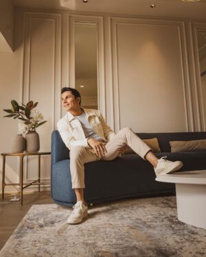Randeep Hooda Instagram - Adversity is that power which evaluates a man’s true worth and takes him further in life - #SwatantryaVeerSavarkar 

Jacket : @quaint.mumbai
Stylist : @sarinabudathoki
Asst Stylist : @_tanishka_21
Photographer : @chitrdev.in
Asst Photographer : @rishabhverma28
Makeup : @renukapillai_official
Hair :  @pankaj_hair_rtist

#OOTD #POTD #Explore #VeerSavarkar #menstyle #mensfashion