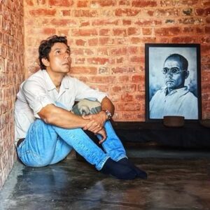 Randeep Hooda Instagram - Today is the punyatithi of one of the greatest sons of Bharat Mata. Leader, Fearless Freedom Fighter, Writer, Philosopher & Visionary #SawatantryaVeerSavarkar. A man whose towering intellect and fierce courage scared the British so much that they locked him in this 7 by 11 foot jail in Kalapani for two life times (50 years). During the recce on his biopic I tried to lock myself inside this cell to feel what he must have gone through. I couldn’t stay locked for even 20 minutes where he was locked for 11 years often in solitary confinement.
I imagined the unparalleled endurance of #VeerSavarkar who endured the cruelty and inhuman conditions of the imprisonment and yet managed to build and inspire the armed revolution. His perseverance and contribution is unmatchable hence for decades the Anti India forces still continue to vilify him....Naman 🙏🙏🇮🇳

#VeerSavarkarOn22ndMarch
#WhoKilledHisStory

@randeephooda @anandpanditmotionpictures @anandpandit  @officialsandipssingh @roopa_pandit @zeestudiosofficial @zeecinema  @zeemusiccompany @officiallegendstudios @randeephooda_films  @avakfilms  @yogirahar31 @lokhandeankita @amit.sial @iampallesingh @crimrinal @rajeshkhera1 
@i.samkhan @utkarshnaithani  @anwarali.khan.568 @jelly_bean_ent @panchalic  @renukapillai_official @savarkarthefilm #RandeepHooda @anjalihoodamd @mathiasduplessy @sandeshshandilya @sambata__00  @alwaystheantagonist @tirrtha #JayPatel @anuragbedii  #Savarkar #deathanniversary