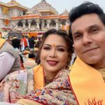 Randeep Hooda Instagram - Ram Lalla aa gaye hain 🚩🚩🤗🤗🤗🙏🙏 #JaiShreeRam #Blessed #JaiSiyaRam #RamMandir #rammandirpranprathistha #Ayodhya Photography Hair make up saree drap @bhaavya_kapur @bkmakeupstudioandacademy @_rainelysian Lin’s Style @esthetique.by.jenny @iamjennylaisram Saree @labelsouravdas Jewellery: @niyathi_by_seema_sindhu Footwear: @aprajitatoorofficial Randeep’s Styling @esthetique.by.jenny Kurta set: @antar_agni_ujjawaldubey Shawl: @shantibanaras श्री राम जन्मभूमि, अयोध्या - Shri Ram Janmabhoomi, Ayodhya