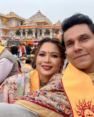 Randeep Hooda Instagram - Ram Lalla aa gaye hain 🚩🚩🤗🤗🤗🙏🙏

#JaiShreeRam #Blessed #JaiSiyaRam #RamMandir #rammandirpranprathistha #Ayodhya

Photography Hair make up saree drap @bhaavya_kapur 
@bkmakeupstudioandacademy 
@_rainelysian 

Lin’s Style @esthetique.by.jenny 
@iamjennylaisram 
Saree @labelsouravdas 
Jewellery: @niyathi_by_seema_sindhu 

Footwear: @aprajitatoorofficial 

Randeep’s Styling @esthetique.by.jenny 

Kurta set: @antar_agni_ujjawaldubey 

Shawl: @shantibanaras
