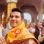 Randeep Hooda Instagram - Ram Lalla aa gaye hain 🚩🚩🤗🤗🤗🙏🙏 #JaiShreeRam #Blessed #JaiSiyaRam #RamMandir #rammandirpranprathistha #Ayodhya Photography Hair make up saree drap @bhaavya_kapur @bkmakeupstudioandacademy @_rainelysian Lin’s Style @esthetique.by.jenny @iamjennylaisram Saree @labelsouravdas Jewellery: @niyathi_by_seema_sindhu Footwear: @aprajitatoorofficial Randeep’s Styling @esthetique.by.jenny Kurta set: @antar_agni_ujjawaldubey Shawl: @shantibanaras श्री राम जन्मभूमि, अयोध्या - Shri Ram Janmabhoomi, Ayodhya