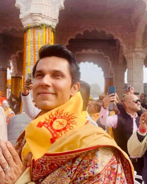 Randeep Hooda Instagram - Ram Lalla aa gaye hain 🚩🚩🤗🤗🤗🙏🙏

#JaiShreeRam #Blessed #JaiSiyaRam #RamMandir #rammandirpranprathistha #Ayodhya

Photography Hair make up saree drap @bhaavya_kapur 
@bkmakeupstudioandacademy 
@_rainelysian 

Lin’s Style @esthetique.by.jenny 
@iamjennylaisram 
Saree @labelsouravdas 
Jewellery: @niyathi_by_seema_sindhu 

Footwear: @aprajitatoorofficial 

Randeep’s Styling @esthetique.by.jenny 

Kurta set: @antar_agni_ujjawaldubey 

Shawl: @shantibanaras
