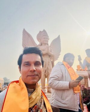 Randeep Hooda Instagram - Ram Lalla aa gaye hain 🚩🚩🤗🤗🤗🙏🙏

#JaiShreeRam #Blessed #JaiSiyaRam #RamMandir #rammandirpranprathistha #Ayodhya

Photography Hair make up saree drap @bhaavya_kapur 
@bkmakeupstudioandacademy 
@_rainelysian 

Lin’s Style @esthetique.by.jenny 
@iamjennylaisram 
Saree @labelsouravdas 
Jewellery: @niyathi_by_seema_sindhu 

Footwear: @aprajitatoorofficial 

Randeep’s Styling @esthetique.by.jenny 

Kurta set: @antar_agni_ujjawaldubey 

Shawl: @shantibanaras