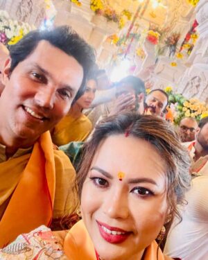 Randeep Hooda Instagram - Ram Lalla aa gaye hain 🚩🚩🤗🤗🤗🙏🙏

#JaiShreeRam #Blessed #JaiSiyaRam #RamMandir #rammandirpranprathistha #Ayodhya

Photography Hair make up saree drap @bhaavya_kapur 
@bkmakeupstudioandacademy 
@_rainelysian 

Lin’s Style @esthetique.by.jenny 
@iamjennylaisram 
Saree @labelsouravdas 
Jewellery: @niyathi_by_seema_sindhu 

Footwear: @aprajitatoorofficial 

Randeep’s Styling @esthetique.by.jenny 

Kurta set: @antar_agni_ujjawaldubey 

Shawl: @shantibanaras