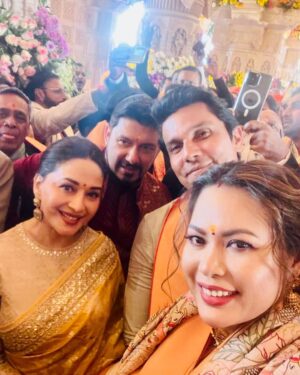 Randeep Hooda Instagram - Ram Lalla aa gaye hain 🚩🚩🤗🤗🤗🙏🙏

#JaiShreeRam #Blessed #JaiSiyaRam #RamMandir #rammandirpranprathistha #Ayodhya

Photography Hair make up saree drap @bhaavya_kapur 
@bkmakeupstudioandacademy 
@_rainelysian 

Lin’s Style @esthetique.by.jenny 
@iamjennylaisram 
Saree @labelsouravdas 
Jewellery: @niyathi_by_seema_sindhu 

Footwear: @aprajitatoorofficial 

Randeep’s Styling @esthetique.by.jenny 

Kurta set: @antar_agni_ujjawaldubey 

Shawl: @shantibanaras