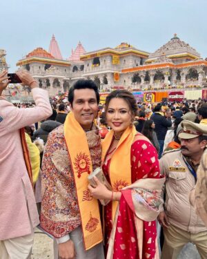 Randeep Hooda Instagram - Ram Lalla aa gaye hain 🚩🚩🤗🤗🤗🙏🙏

#JaiShreeRam #Blessed #JaiSiyaRam #RamMandir #rammandirpranprathistha #Ayodhya

Photography Hair make up saree drap @bhaavya_kapur 
@bkmakeupstudioandacademy 
@_rainelysian 

Lin’s Style @esthetique.by.jenny 
@iamjennylaisram 
Saree @labelsouravdas 
Jewellery: @niyathi_by_seema_sindhu 

Footwear: @aprajitatoorofficial 

Randeep’s Styling @esthetique.by.jenny 

Kurta set: @antar_agni_ujjawaldubey 

Shawl: @shantibanaras
