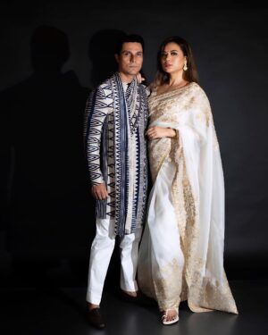 Randeep Hooda Instagram - Razzle Dazzle✨✨

Photographer: @mohitkrtiwari 
Lighting: @initialize.bat
Lin’s MUH: @aydee_____ 
Styled by @iamjennylaisram 
Saree @toraniofficial 
Shoes @aprajitatoorofficial
Assisted by @makeupbyangana 
@ananyapurkayastha21 

Randeep’s
Kurta set & Footwear @divyammehta 
Hair @pankaj_hair_rtist 

#OOTD #WeddingVibes #NupurAndIra #IraAndNupur #reception