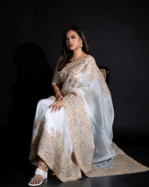 Randeep Hooda Instagram - Razzle Dazzle✨✨

Photographer: @mohitkrtiwari 
Lighting: @initialize.bat
Lin’s MUH: @aydee_____ 
Styled by @iamjennylaisram 
Saree @toraniofficial 
Shoes @aprajitatoorofficial
Assisted by @makeupbyangana 
@ananyapurkayastha21 

Randeep’s
Kurta set & Footwear @divyammehta 
Hair @pankaj_hair_rtist 

#OOTD #WeddingVibes #NupurAndIra #IraAndNupur #reception