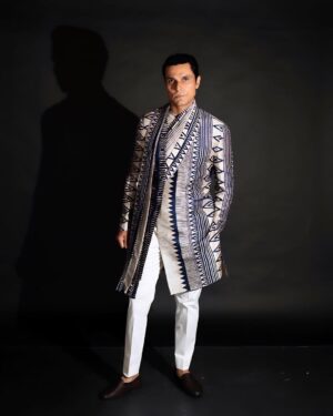 Randeep Hooda Instagram - Razzle Dazzle✨✨

Photographer: @mohitkrtiwari 
Lighting: @initialize.bat
Lin’s MUH: @aydee_____ 
Styled by @iamjennylaisram 
Saree @toraniofficial 
Shoes @aprajitatoorofficial
Assisted by @makeupbyangana 
@ananyapurkayastha21 

Randeep’s
Kurta set & Footwear @divyammehta 
Hair @pankaj_hair_rtist 

#OOTD #WeddingVibes #NupurAndIra #IraAndNupur #reception