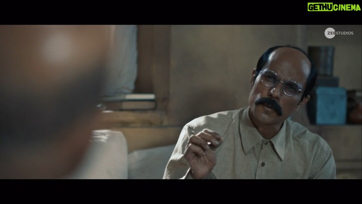 Randeep Hooda Instagram - Two Ideologies, One Nation! Witness the #ClashOfIdeologies which changed the future of our nation 🇮🇳 #SwatantryaVeerSavarkar in cinemas worldwide on 22nd March. #VeerSavarkarOn22March #WhoKilledHisStory @zeestudiosofficial @randeephooda @anandpandit @officialsandipssingh @yogirahar31 @anandpanditmotionpictures @officiallegendstudios @randeephooda_films @avakfilms @lokhandeankita @amit.sial @iampallesingh @crimrinal @rajeshkhera1 @alwaystheantagonist @tirrtha @anjalihoodamd @mathiasduplessy @sandeshshandilya @sambata__00 #JayPatel @alwaystheantagonist @utkarshnaithani @i.samkhan @roopa_pandit @zeecinema @anuragbedii @zeemusiccompany @anwarali.khan.568 @jelly_bean_ent @panchalic @renukapillai_official @sonukuntalofficial @whiteapplellp @krishna.arvind @kameshkarna @varunmishra @savarkarthefilm @roopesh6699 @sahilbalharaa #RandeepHooda #VeerSavarkar #Savarkar