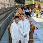 Ranee Campen Instagram - เป็นบุญที่ได้นำพาบุพการีมาพบพระรัตนตรัย เพื่อให้มีที่พึ่ง มีแก่นแห่งการดำเนินชีวิตที่เหลืออย่างดีที่สุด 🙏🏻🤍 Mahabodhi Temple, Bodhgaya