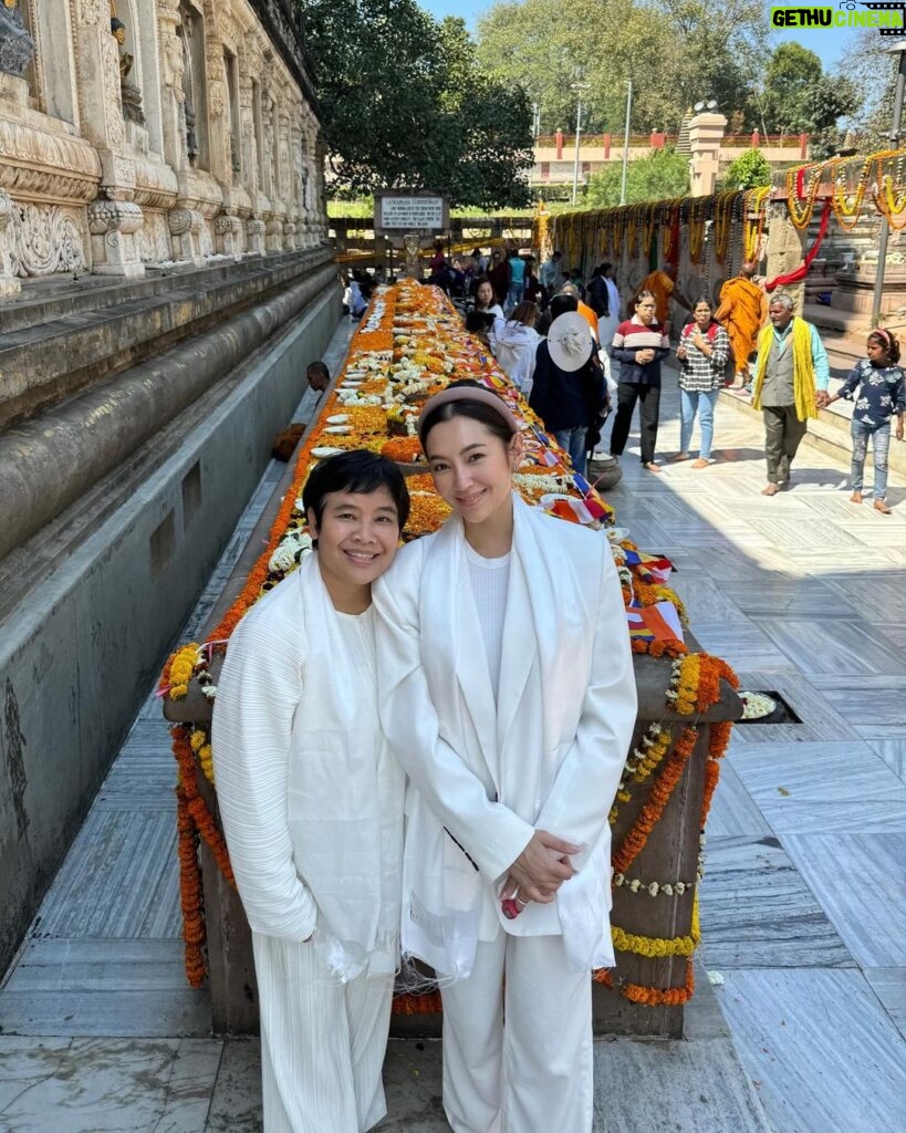 Ranee Campen Instagram - เป็นบุญที่ได้นำพาบุพการีมาพบพระรัตนตรัย เพื่อให้มีที่พึ่ง มีแก่นแห่งการดำเนินชีวิตที่เหลืออย่างดีที่สุด 🙏🏻🤍 Mahabodhi Temple, Bodhgaya