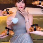 Ranee Campen Instagram – le mie vibrazioni a colazione 👄🥐☕️