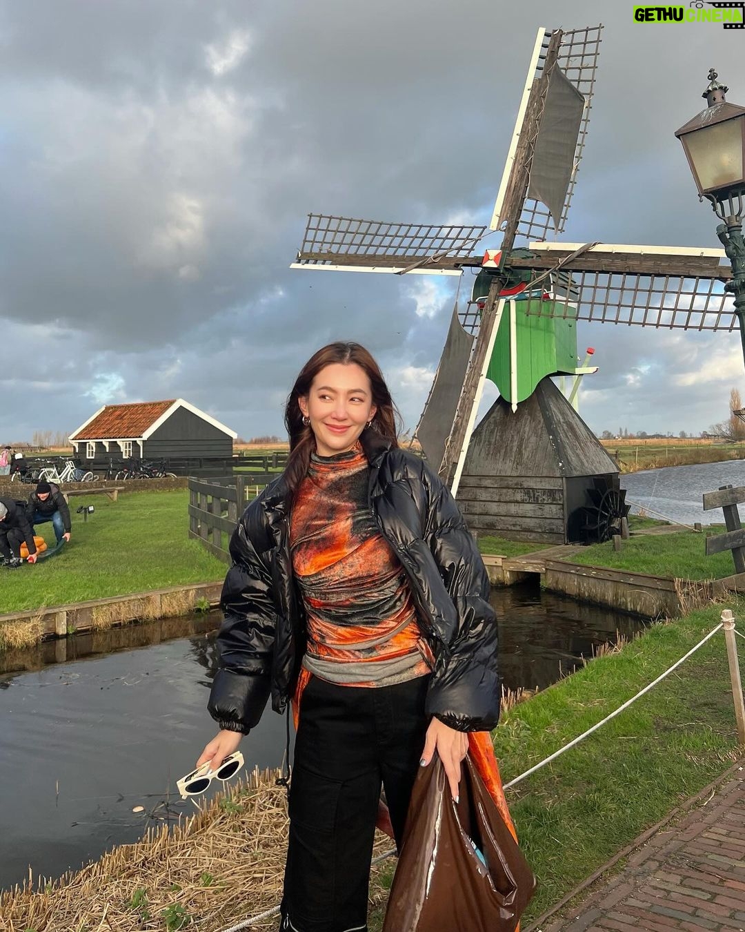 Ranee Campen Instagram - #amsterdamอัมเบรล่าพังไม่ไหว ไม่ใช่แค่ร่มที่พัง คนพังด้วย 555555 ปิดทริปจริงๆ ละจ้า 🌤️🚙💨🏡🚢🌾🛀🏻🗺️