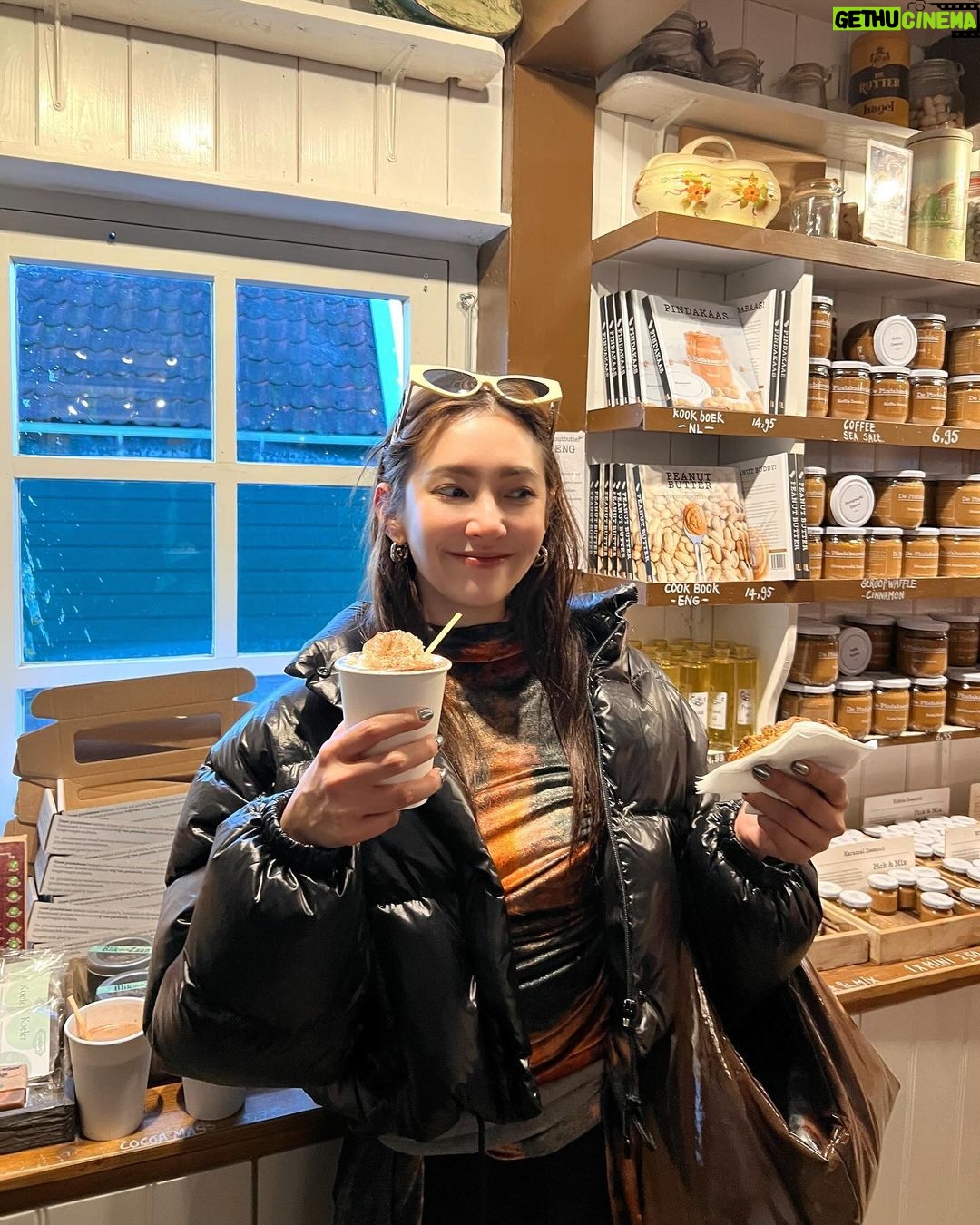 Ranee Campen Instagram - #amsterdamอัมเบรล่าพังไม่ไหว ไม่ใช่แค่ร่มที่พัง คนพังด้วย 555555 ปิดทริปจริงๆ ละจ้า 🌤️🚙💨🏡🚢🌾🛀🏻🗺️