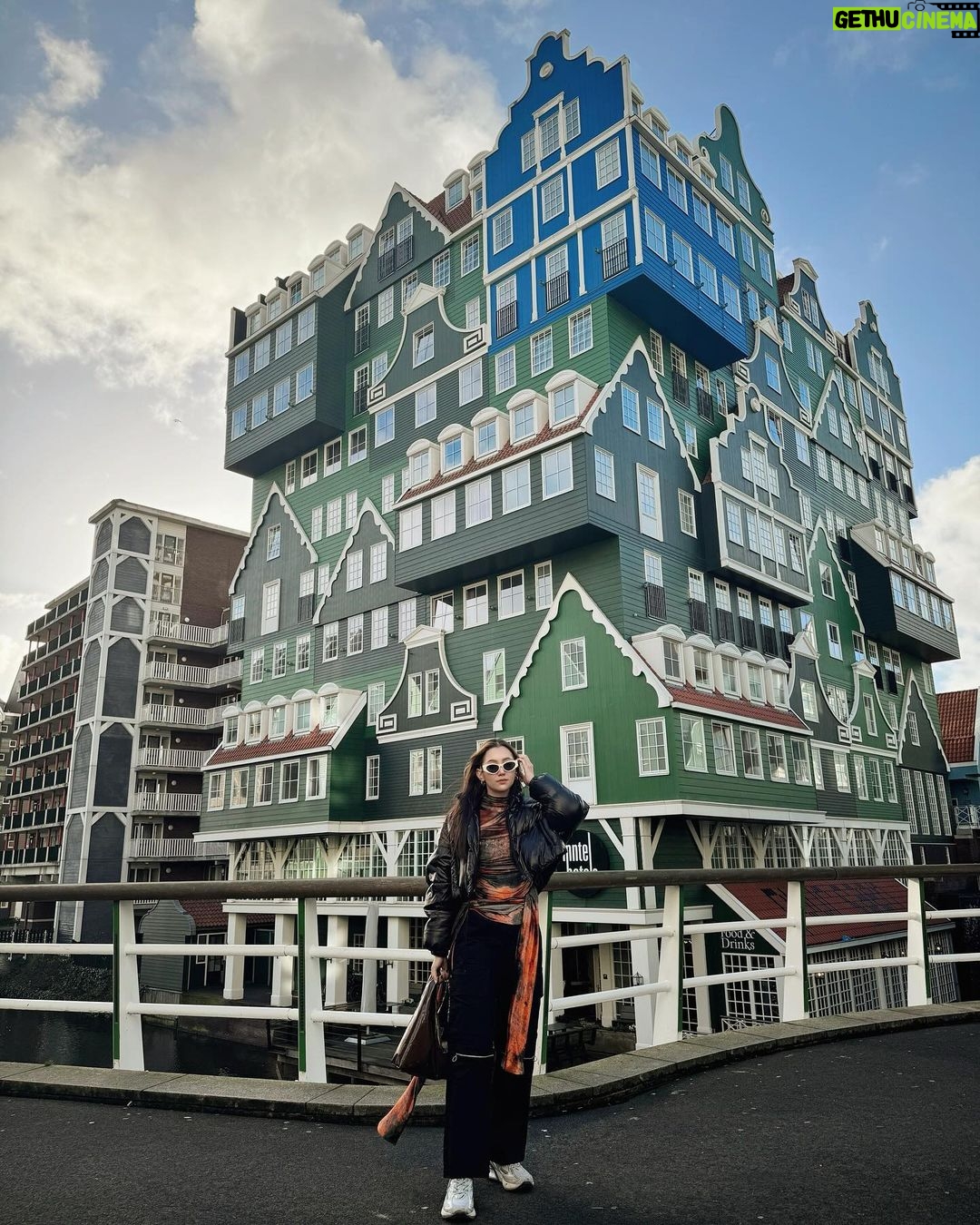 Ranee Campen Instagram - #amsterdamอัมเบรล่าพังไม่ไหว ไม่ใช่แค่ร่มที่พัง คนพังด้วย 555555 ปิดทริปจริงๆ ละจ้า 🌤️🚙💨🏡🚢🌾🛀🏻🗺️