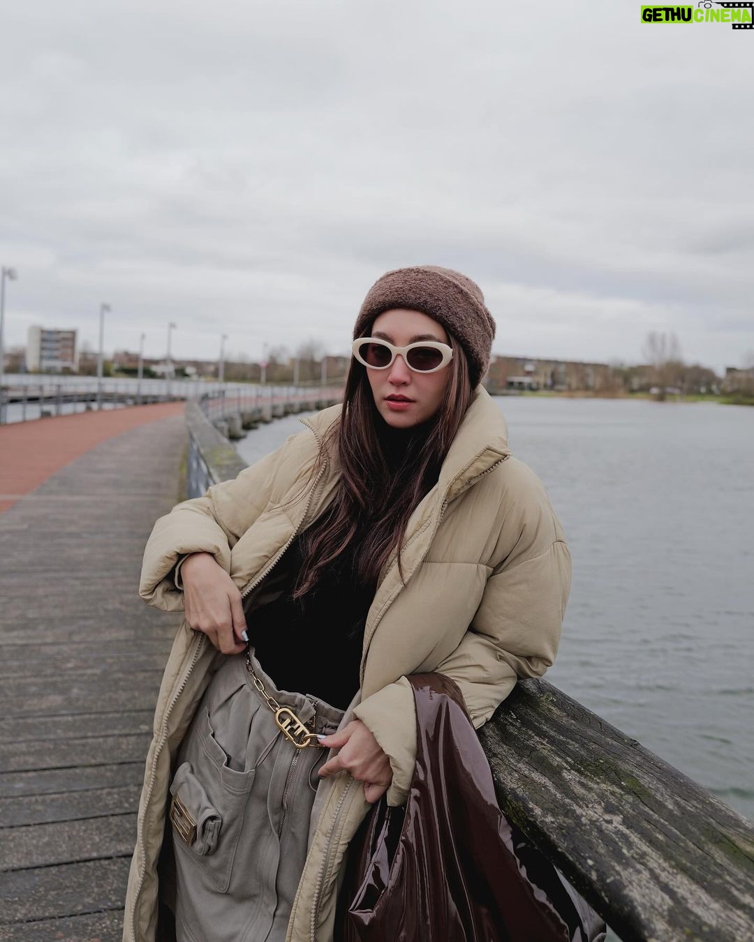 Ranee Campen Instagram - #amsterdamอัมเบรล่าพังไม่ไหว ไม่ใช่แค่ร่มที่พัง คนพังด้วย 555555 ปิดทริปจริงๆ ละจ้า 🌤️🚙💨🏡🚢🌾🛀🏻🗺️