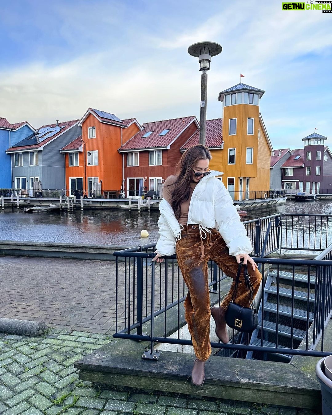 Ranee Campen Instagram - #amsterdamอัมเบรล่าพังไม่ไหว ไม่ใช่แค่ร่มที่พัง คนพังด้วย 555555 ปิดทริปจริงๆ ละจ้า 🌤️🚙💨🏡🚢🌾🛀🏻🗺️