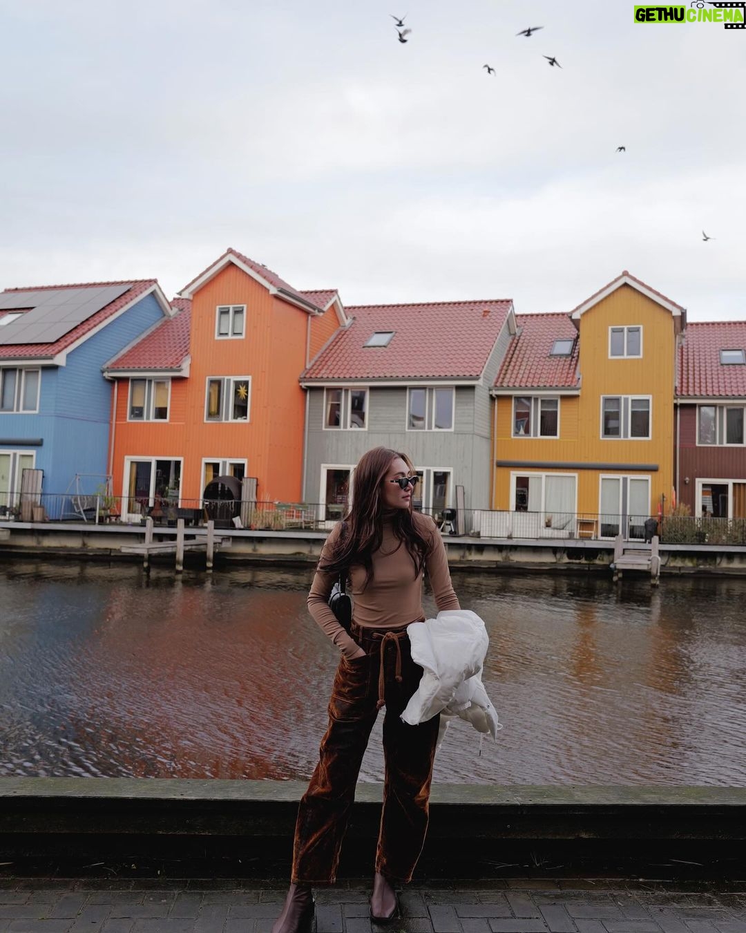 Ranee Campen Instagram - #amsterdamอัมเบรล่าพังไม่ไหว ไม่ใช่แค่ร่มที่พัง คนพังด้วย 555555 ปิดทริปจริงๆ ละจ้า 🌤️🚙💨🏡🚢🌾🛀🏻🗺️
