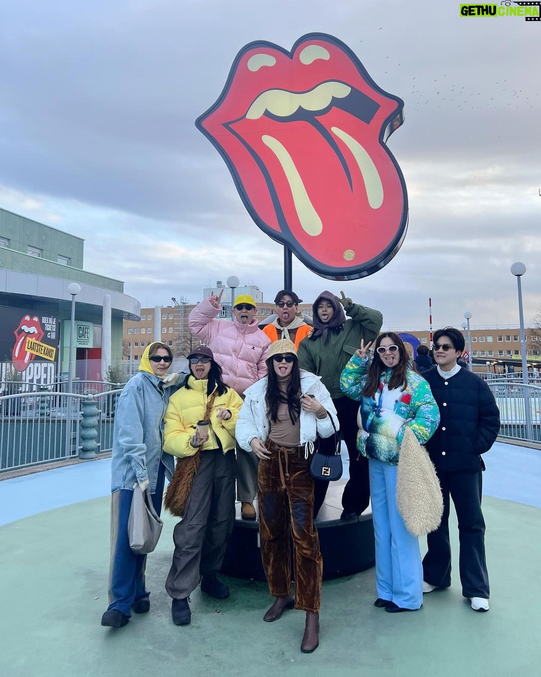 Ranee Campen Instagram - #amsterdamอัมเบรล่าพังไม่ไหว ไม่ใช่แค่ร่มที่พัง คนพังด้วย 555555 ปิดทริปจริงๆ ละจ้า 🌤️🚙💨🏡🚢🌾🛀🏻🗺️
