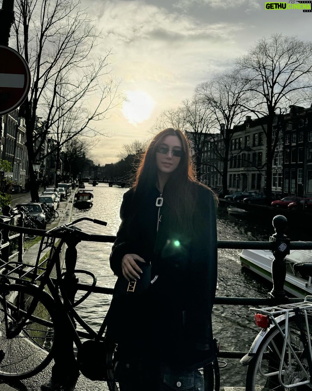 Ranee Campen Instagram - 🥳🎉 #amsterdamอัมเบรล่าพังไม่ไหว