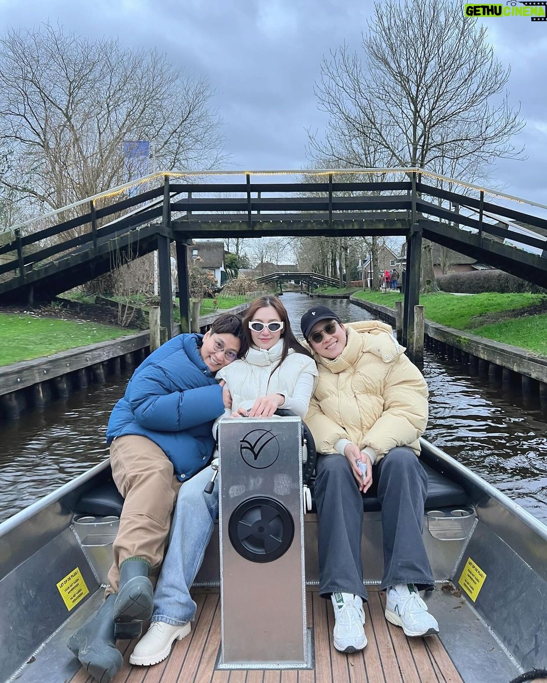 Ranee Campen Instagram - Last day of 2023 ส่งท้ายปีนี้ด้วยการขับเรือครั้งแรกเป็นชม.ท่ามกลางกระแสลมอันหนาวเหน็บ แบบที่เพื่อนยกตำแหน่งให้เป็นยอดหญิงแกร่งของปี 55555 ปีหน้าจะต้องบอบบางให้คนดูแลบ้างแล้วแหละอิอิ😋 #amsterdamอัมเบรล่าพังไม่ไหว