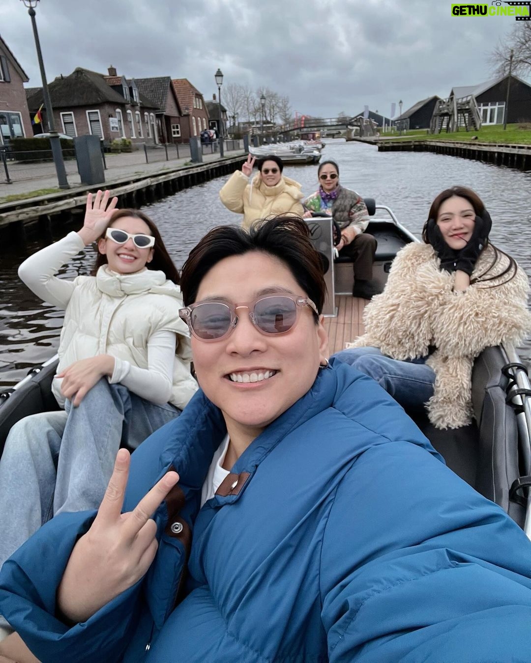 Ranee Campen Instagram - Last day of 2023 ส่งท้ายปีนี้ด้วยการขับเรือครั้งแรกเป็นชม.ท่ามกลางกระแสลมอันหนาวเหน็บ แบบที่เพื่อนยกตำแหน่งให้เป็นยอดหญิงแกร่งของปี 55555 ปีหน้าจะต้องบอบบางให้คนดูแลบ้างแล้วแหละอิอิ😋 #amsterdamอัมเบรล่าพังไม่ไหว
