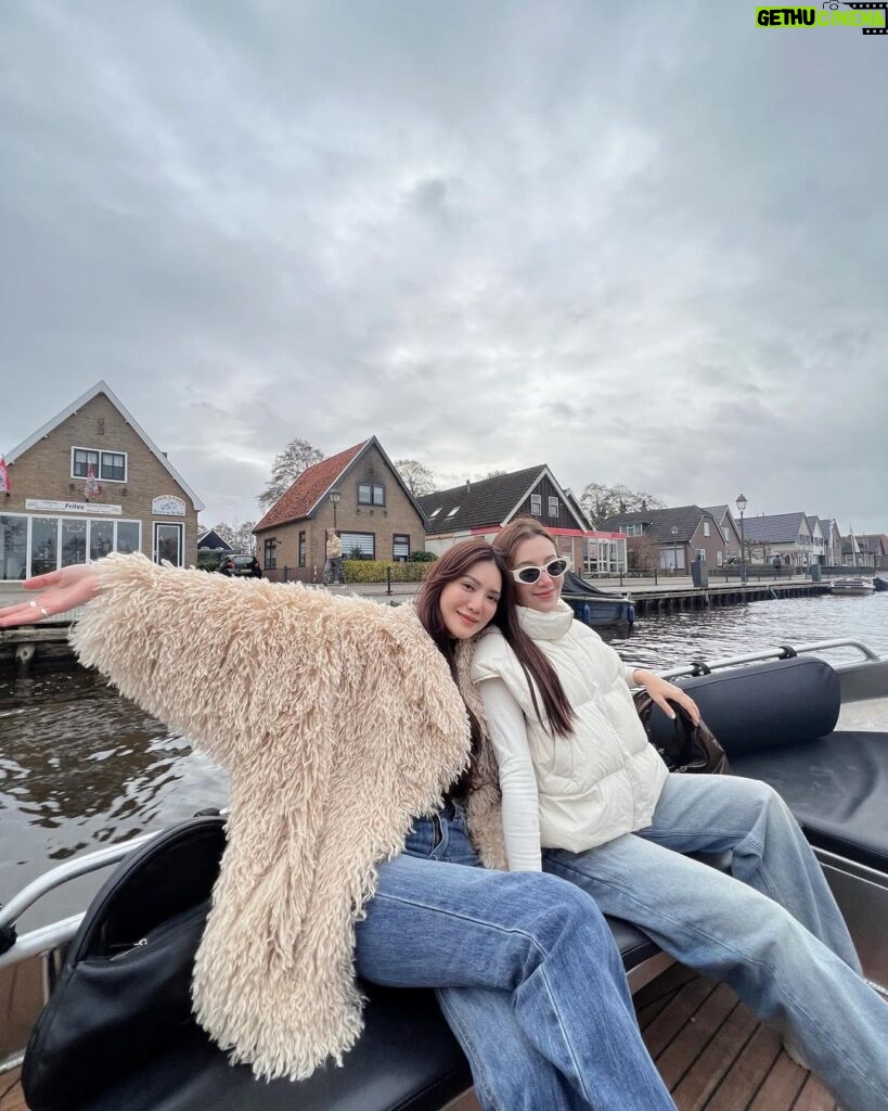 Ranee Campen Instagram - Last day of 2023 ส่งท้ายปีนี้ด้วยการขับเรือครั้งแรกเป็นชม.ท่ามกลางกระแสลมอันหนาวเหน็บ แบบที่เพื่อนยกตำแหน่งให้เป็นยอดหญิงแกร่งของปี 55555 ปีหน้าจะต้องบอบบางให้คนดูแลบ้างแล้วแหละอิอิ😋 #amsterdamอัมเบรล่าพังไม่ไหว