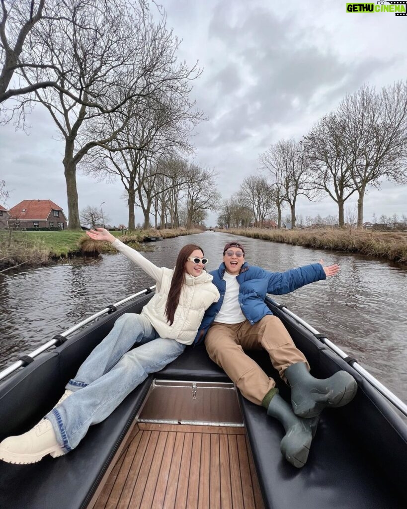Ranee Campen Instagram - Last day of 2023 ส่งท้ายปีนี้ด้วยการขับเรือครั้งแรกเป็นชม.ท่ามกลางกระแสลมอันหนาวเหน็บ แบบที่เพื่อนยกตำแหน่งให้เป็นยอดหญิงแกร่งของปี 55555 ปีหน้าจะต้องบอบบางให้คนดูแลบ้างแล้วแหละอิอิ😋 #amsterdamอัมเบรล่าพังไม่ไหว