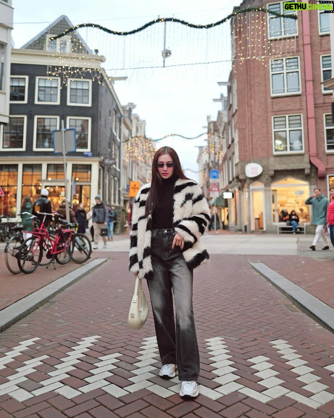 Ranee Campen Instagram - 🦓 #Amsterdamอัมเบรล่าพังไม่ไหว Amsterdam, Netherlands
