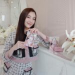 Ranee Campen Instagram - มาบูสต์ผิวเบบี้สกินกัน เบลล่าขอแนะนำบีไนซ์ สบู่ก้อนคอลลาเจน กลิ่นเบอร์รี่รวมและมะเขือเทศ🍓🫐🍅 สูตรใหม่ที่เพิ่มส่วนผสมของ Niacinamide ผิวดูเปล่งปลั่ง ลดปัญหาผิวหมองคล้ำ พร้อม Collagen 9 Complex ให้ผิวกระชับ นุ่มเด้ง ไหนใครลองแล้วชอบแวะมาบอกเบลกันด้วยนะคะ 💕 #BeNiceCollagenSoap #BeNiceThailand
