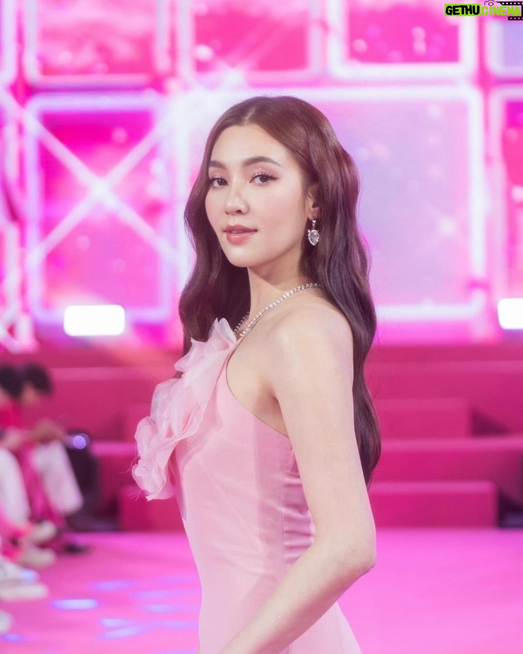 Ranee Campen Instagram - ชั้นข้ามเวลาเพื่อมา.. งาน event 💖👋🏻