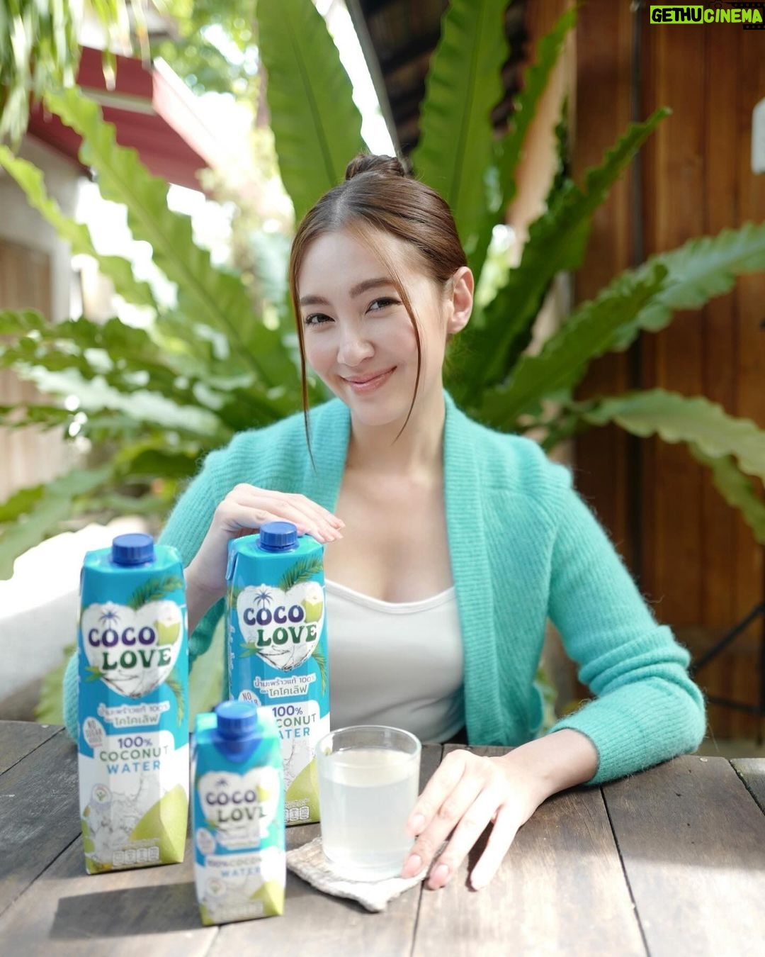 Ranee Campen Instagram - จะเหนื่อยล้าแค่ไหน เบลก็สดชื่นได้ เพราะดื่ม CocoLove🥥💙 CocoLove น้ำมะพร้าวแท้ 100% ไม่เติมน้ำตาล ช่วยเติมความสดชื่นระหว่างวัน มีประโยชน์ต่อสุขภาพ ลองแล้วเบลเลิฟเลยค่ะ😘 #เบลล่าเลิฟโคโคเลิฟ #โคโคเลิฟ #cocolove #น้ำมะพร้าว #น้ำมะพร้าวแท้100% #bellaxcocolove