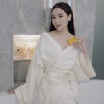 Ranee Campen Instagram - เคล็บลับผิวงามแบบแม่หญิง นี่เลยบีไนซ์ สบู่ก้อนคอลลาเจน กลิ่นเกรปฟรุตและส้ม🍊 สูตรใหม่ที่เพิ่ม Honey PHA (Natural BHA) ลดเลือนจุดด่างดำ ช่วยให้ผิวแลดูขาว มีออร่าวิ้งค์ๆ พร้อม Collagen 9 Complex ให้ผิวกระชับ เนียนเด้ง อย่าลืมไปลองกันนะ 🧡✨ #BeNiceCollagenSoap #BeNiceThailand