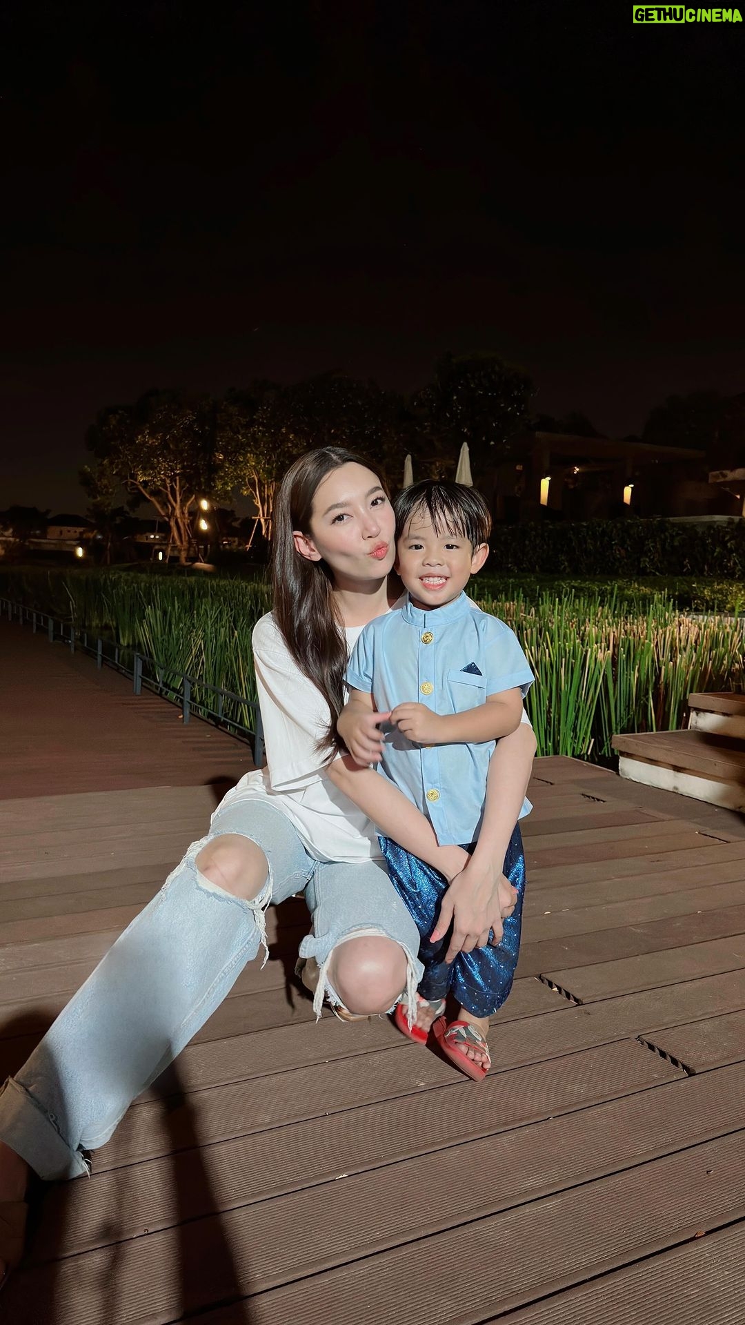 Ranee Campen Instagram - ลอยกระทง ๒๕๖๖ กับเกเก้น @littledavindiary และเด็กๆ ค้าบ 👧🏻💓👦🏻