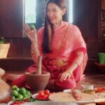Ranee Campen Instagram - เร่เข้ามาเจ้าค่าาา วันนี้อีฉันจะพามาเข้าครัวบ้านบ้าน🍳 เลยเรียก ช้อยส์ มาช่วยให้ครัวอีฉันหายวิปลาสไม่ต้องนั่งตำไปจนถึงย่ำรุ่งแล้วเจ้าค่ะ 🤩 💙 Choice ช่องทางใหม่จาก ลาซาด้า ที่คัดสรรสินค้ามาให้ทุกท่านได้รับความคุ้มค่าและ สามารถคละหมวดหมู่สินค้าได้ 3 ชิ้นเป็นต้นไปเลยนะคะ แถมยัง #ส่งเร็วส่งฟรี และที่สำคัญราคาถูกมากเจ้าค่าาาา #ยิ่งคละยิ่งคุ้ม #ShopChoiceที่ลาซาด้า #ช้อปช้อยส์ที่ลาซาด้า #LazadaTH