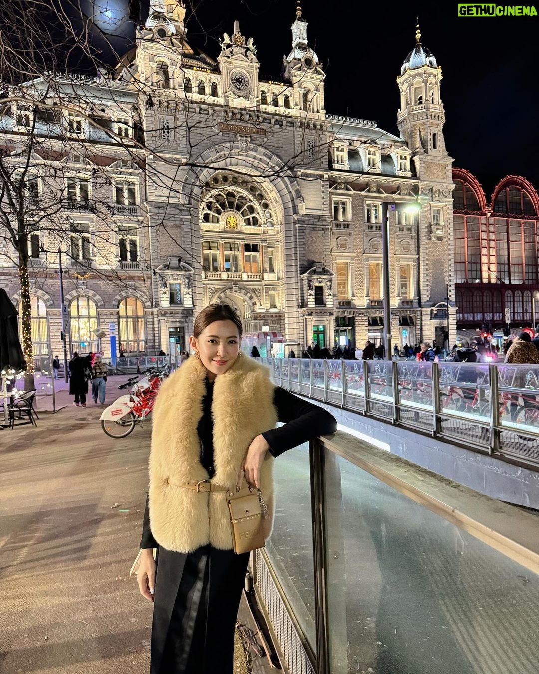 Ranee Campen Instagram - สวมบทมาดามในวันเกิดค่ะ🤎 #Amsterdamอัมเบรล่าพังไม่ไหว