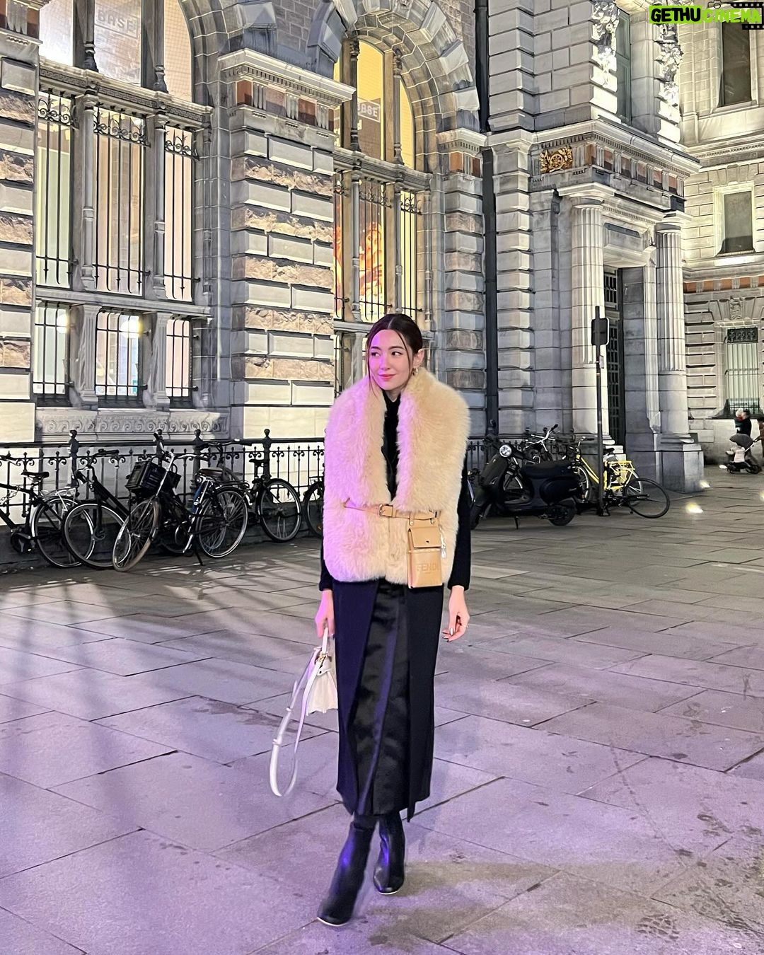 Ranee Campen Instagram - สวมบทมาดามในวันเกิดค่ะ🤎 #Amsterdamอัมเบรล่าพังไม่ไหว