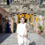Ranee Campen Instagram - วันที่ ๙ มีนาคม พ.ศ.๒๕๖๗ ข้าพเจ้า นางสาวราณี แคมเปน ได้มีโอกาสถวายสุวรรณฉัตรประดับนพรัตน์ เป็นพุทธบูชาแด่พระรัตนตรัย ณ เจดีย์พุทธคยา ประเทศอินเดีย ซึ่งขึ้นชื่อว่าเป็นสีสปฐวี หรือสะดือโลก เป็นจุดที่พระพุทธเจ้าทุกๆ พระองค์ได้มาตรัสรู้ ณ สถานที่ศักดิ์สิทธิ์แห่งนี้ ยังความปิติในบุญเป็นอย่างยิ่ง รวมถึงได้ถวายข้าวมธุปายาสแด่พระพุทธเมตตา ขอขอบพระคุณพระอาจารย์สมทบ ปรกฺกโม และพระอาจารย์ดิลนันท์สำหรับโอกาสในครั้งนี้ รวมถึงผู้มีส่วนเกี่ยวข้องทุกๆ ท่าน ขอน้อมนำพลังของพระพุทธเจ้าและพลังศรัทธาของพุทธศาสนิกชน มาอยู่ในกระแสชีวิตของข้าพเจ้า และขอแผ่บุญสู่กัลยาณมิตรทุกๆ ท่าน มาร่วมอนุโมทนาบุญร่วมกันนะคะ 🙏🏻 Bodhgaya - land of enlightenment