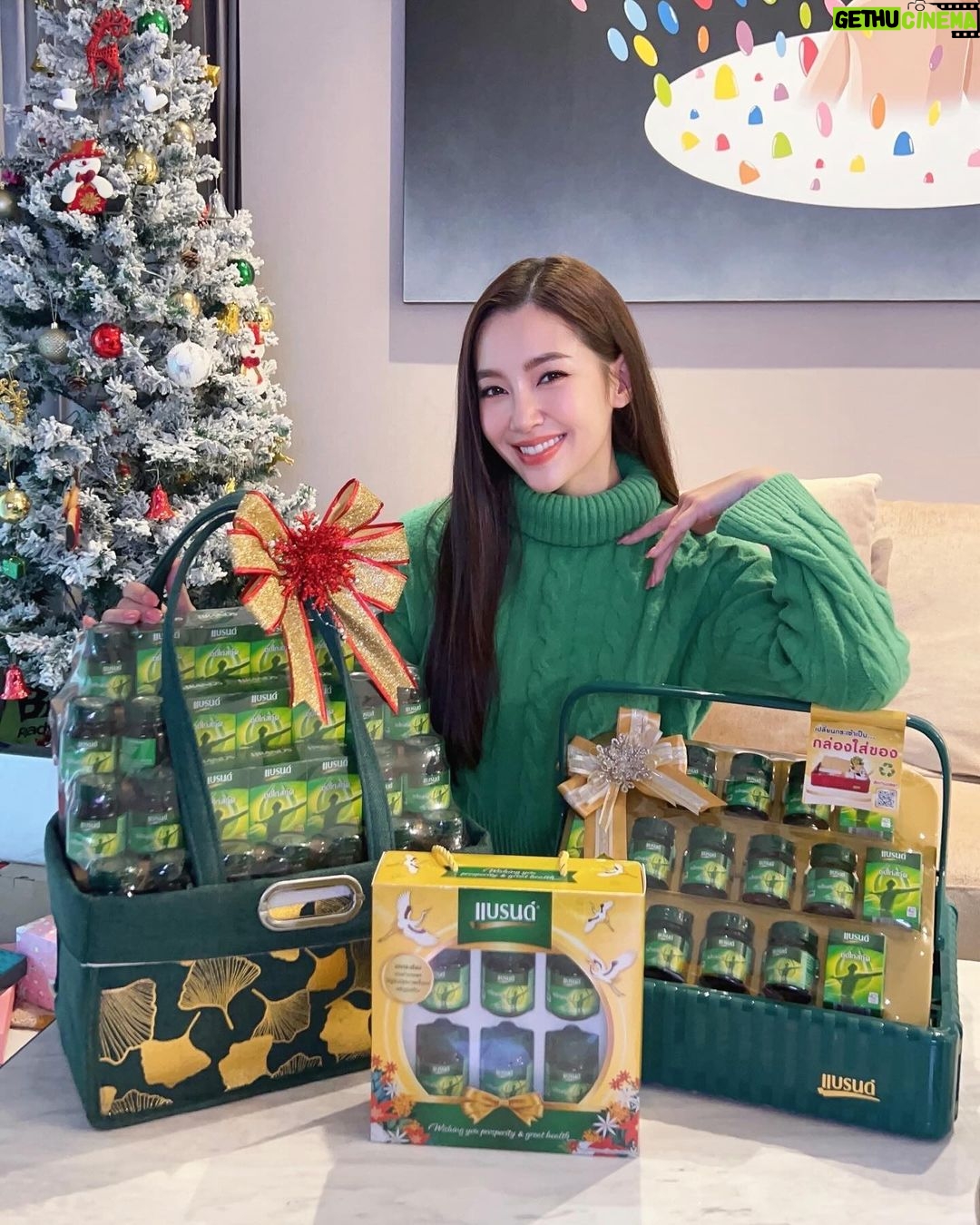 Ranee Campen Instagram - Happy New Year 2024 wishing you great health and happiness นะคะ 🎄 ปีใหม่นี้ #ให้แบรนด์แทนใจ เบลมอบกระเช้าแบรนด์ซุปไก่สกัดให้คนที่เบลรัก แทนความห่วงใยในสุขภาพ แถมได้มอบกำลังใจในการเริ่มต้นปีใหม่อีกด้วย 💕 ใครกำลังมองหาของขวัญปีใหม่ อย่าลืมชุดของขวัญและกระเช้าแบรนด์กันนะคะ กระเช้ารียูสเป็นกระเป๋าได้ด้วย ♻️ 🎁 ✨ ตอนนี้ แบรนด์มีโปรลดสูงสุด 29%* เฉพาะที่ห้างสรรพสินค้าและร้านค้าที่ร่วมรายการ จนถึงวันที่ 9 ม.ค. 67 #ให้แบรนด์แทนใจ #HappyNewYear2024 #ของขวัญปีใหม่
