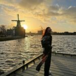 Ranee Campen Instagram - #amsterdamอัมเบรล่าพังไม่ไหว ไม่ใช่แค่ร่มที่พัง คนพังด้วย 555555 ปิดทริปจริงๆ ละจ้า 🌤️🚙💨🏡🚢🌾🛀🏻🗺️
